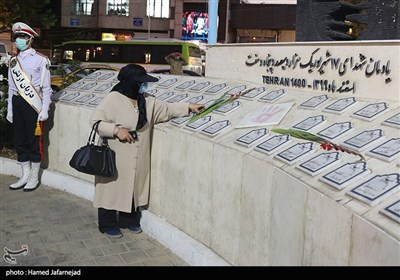 نثار گل در یادمان شهدای17شهریور1357 در میدان شهدا(ژاله سابق)