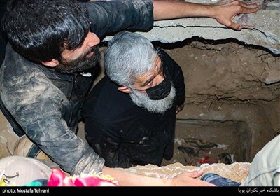 دفن پیکر شهید مدافع حرم مرتضی کریمی توسط حجت الاسلام مومنی
