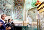 Irak Başbakanı, İmam Rıza (s.a) Türbesi'ni Ziyaret Etti