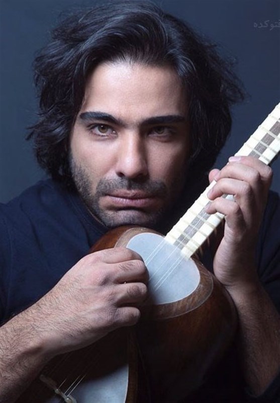 علی قمصری آهنگی عربی را در کنار خلیج فارس نواخت