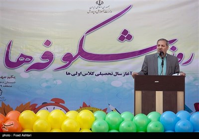 حضور علیرضا کاظمی سرپرست وزارت آموزش و پرورش در جشن شکوفه‌ها 