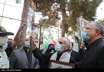 نواختن زنگ دانش‌آموز شهید توسط شهردار تهران