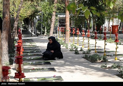 نواختن زنگ دانش‌آموز شهید توسط شهردار تهران