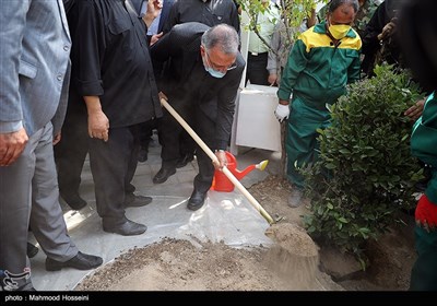 نواختن زنگ دانش‌آموز شهید توسط شهردار تهران