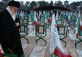 قائد الثورة : دماء الشهداء الطاهرة سجلت أحقیة الجمهوریة الإسلامیة على جبین التاریخ