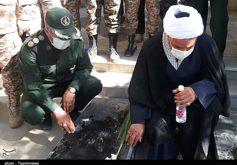 عطرافشانی گلزار شهدای کردستان همزمان با هفته دفاع مقدس + تصاویر