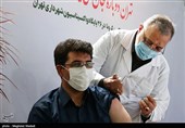تزریق واکسن کرونا توسط علیرضا زاکانی شهردار تهران به یکی از مراجعین به مرکز واکسیناسیون