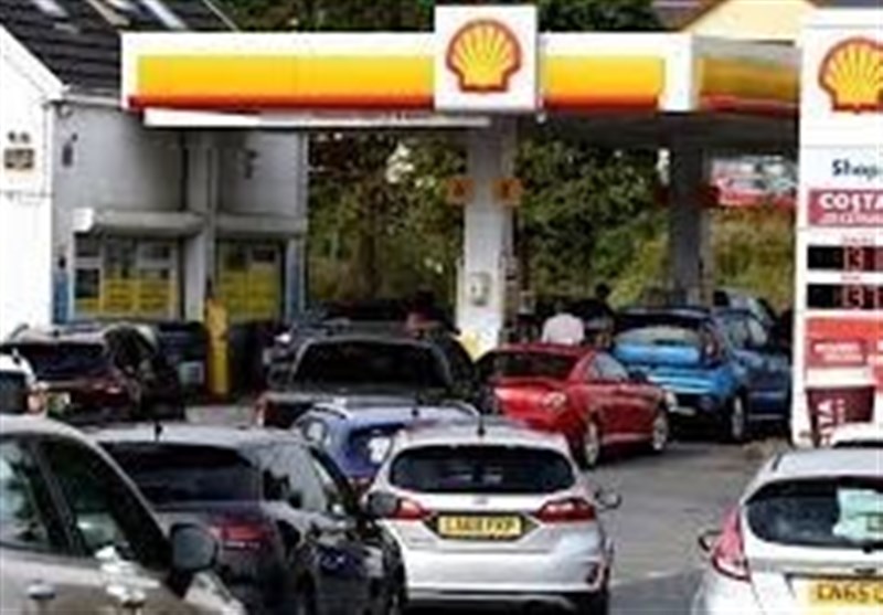 بحران سوخت در انگیس/ تشکیل صف‌های طولانی در پمپ بنزین‌ها