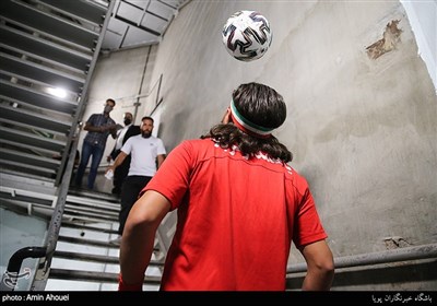 ثبت رکورد پله نوردی همراه با توپ روی سر در برج میلاد