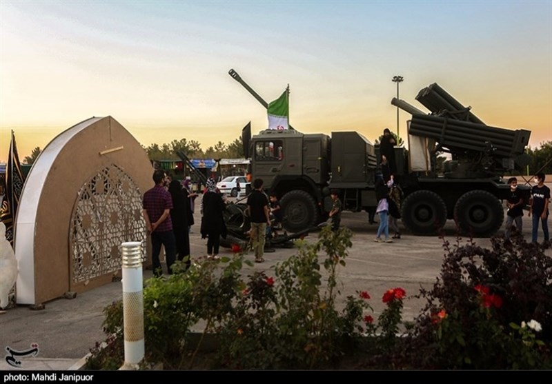 نمایشگاه هفته دفاع مقدس در کنار مزار شهدای گمنام شهرستان بهارستان اصفهان به روایت تصویر