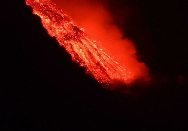 Fears of Toxic Gas As Lava from Volcano in Canary Islands Reaches Atlantic Ocean (+Video)