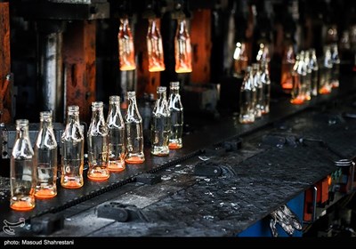 شیشه بطری ها بعد از در آمدن از کوره وقالب بر روی ریل قرار میگیرند تا در دستگاه خنک کننده قرار بگیرند