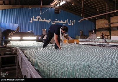 کارگران در این بخش سلامت بطری های شیشه ای را مورد ازریابی قرار میدهند