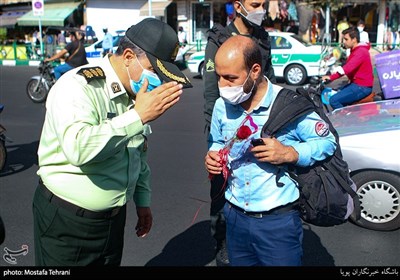 اهدای گل به مردم توسط فرماندهی پلیس پیشگیری و کادر نیروی انتظامی در میدان ولیعصر(عج)