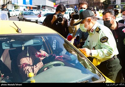 اهدای گل به مردم توسط فرماندهی پلیس و کادر نیروی انتظامی در میدان ولیعصر(عج)