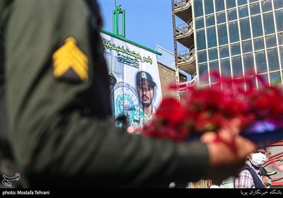 اهدای گل به مردم توسط فرماندهی پلیس پیشگیری و کادر نیروی انتظامی در میدان ولیعصر(عج)