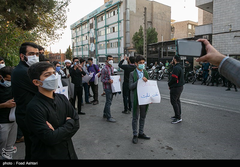 بزرگداشت شهدای مسجد قندوز در مقابل کنسولگری افغانستان