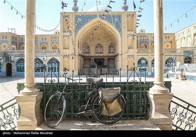  این مسجد که امروزه در مرکز بازار شهر قم واقع شده سالیان سال به عنوان مصلی نماز جمعه قم مورد استفاده واقع شده و یکی از مراکز مهم تجمعات و تحولات اجتماعی و فرهنگی در پیش از انقلاب اسلامی و دهه‌های اخیر به شمار می‌رود. از جمله می توان به مسیر تشییع شهدا خصوصا شهدای مدافع حرم شهر قم اشاره نمود که عموما از مبدا این مسجد تا بارگاه حضرت معصومه سلام الله علیها صورت می‌پذیرد. این مسجد مقدس در سال 1355 در فهرست آثار ملی ایران به ثبت رسیده است.