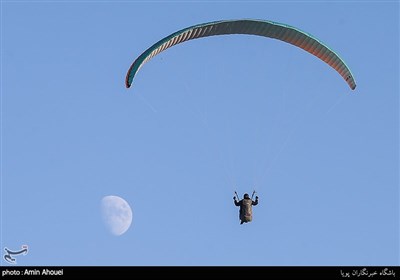 پرواز پاراگلایدر های یگان های ویژه ی ناجا در آسمان دریاچه شهدای خلیج فارس(چیتگر)