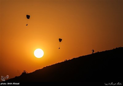 پرواز پاراگلایدر های یگان های ویژه ی ناجا در آسمان دریاچه شهدای خلیج فارس(چیتگر)