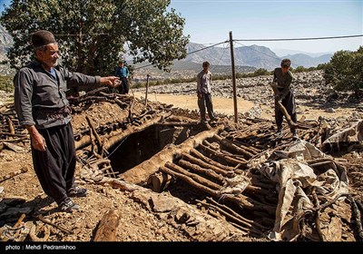 بیشتر خانه های این منطقه سنگ چین بدون ملات و سقفی گاهگل دارند که با وقوع زمین لرزه بیشتر خانه ها فرو ریخته اند و عشایری که از ییلاق برگشت اند به اجبار در چادر در کنار خانه های ویران شده خود ساکن هستند. این منطقه دارای زمستان‌های سرد همراه با برف و تابستان‌های معتدل می‌باشد.