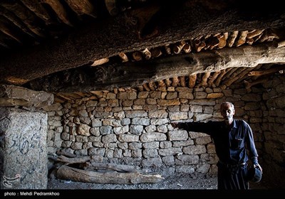 بیشتر خانه های این منطقه سنگ چین بدون ملات و سقفی گاهگل دارند که با وقوع زمین لرزه بیشتر خانه ها فرو ریخته اند و عشایری که از ییلاق برگشت اند به اجبار در چادر در کنار خانه های ویران شده خود ساکن هستند. این منطقه دارای زمستان‌های سرد همراه با برف و تابستان‌های معتدل می‌باشد.