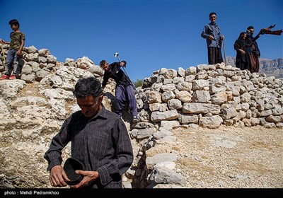 بیشتر خانه های این منطقه سنگ چین بدون ملات و سقفی گاهگل دارند که با وقوع زمین لرزه بیشتر خانه ها فرو ریخته اند و عشایری که از ییلاق برگشت اند به اجبار در چادر در کنار خانه های ویران شده خود ساکن هستند. این منطقه دارای زمستان‌های سرد همراه با برف و تابستان‌های معتدل می‌باشد.