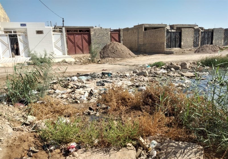 حفره‌های فاضلاب خطری جدی برای جان کودکان شهرک طالقانی در استان خوزستان است