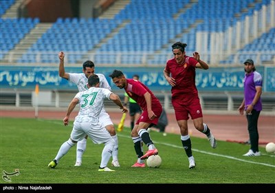 دیدار تیمهای فوتبال پدیده مشهد و آلومینیوم اراک