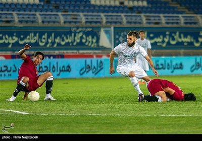 دیدار تیمهای فوتبال پدیده مشهد و آلومینیوم اراک
