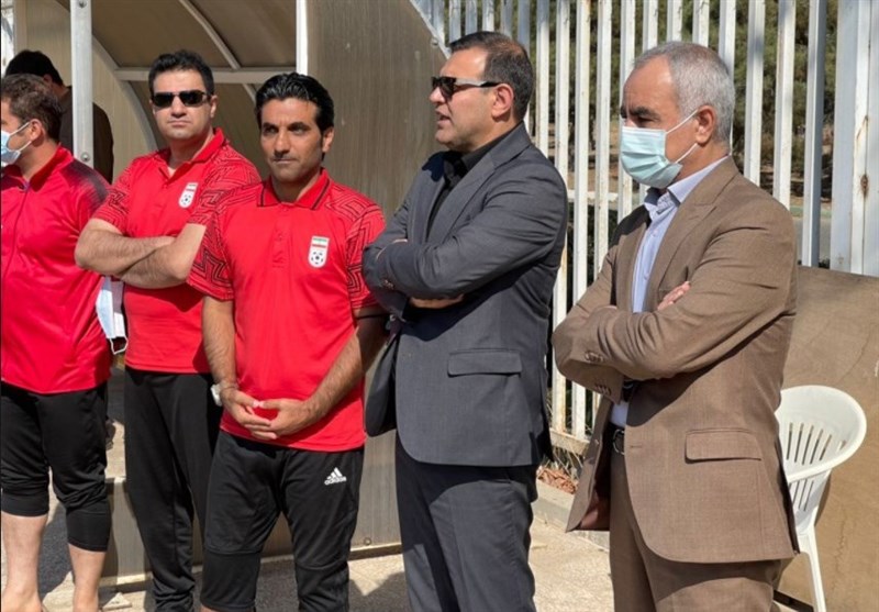 حضور رئیس فدراسیون فوتبال در تمرین ملی‌پوشان ساحلی/ عزیزی خادم: برای احداث کمپ در بوشهر، کیش و انزلی رایزنی می‌کنیم