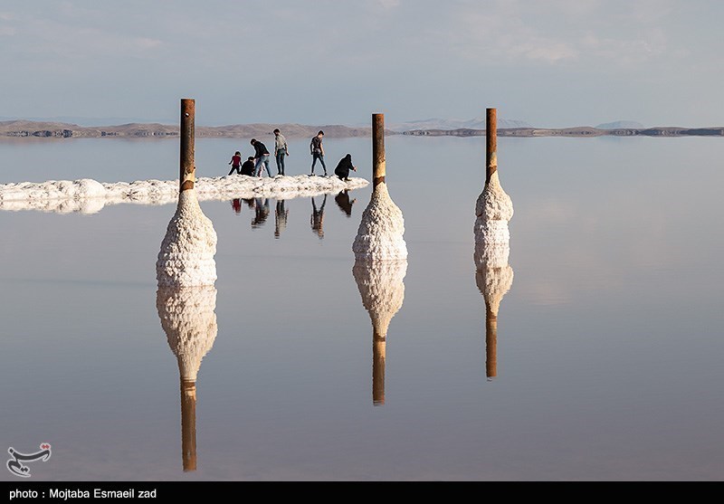 دریاچه ارومیه ، از بزرگترین دریاچه های آب شور جهان است که در دو دهه اخیر دچار بحران کم آبی و خشکسالی شده است . براساس آخرین بررسی ها ، بیش از50 درصد دریاچه به طور کامل خشک شده است و احیا بخشی از آن ، دیگر ناممکن به نظر می رسد . 