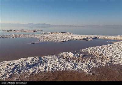 دریاچه ارومیه ، از بزرگترین دریاچه های آب شور جهان است که در دو دهه اخیر دچار بحران کم آبی و خشکسالی شده است . براساس آخرین بررسی ها ، بیش از50 درصد دریاچه به طور کامل خشک شده است و احیا بخشی از آن ، دیگر ناممکن به نظر می رسد . 