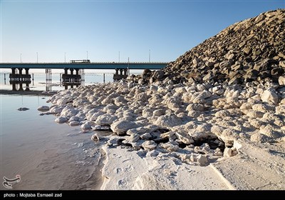 دریاچه ارومیه ، از بزرگترین دریاچه های آب شور جهان است که در دو دهه اخیر دچار بحران کم آبی و خشکسالی شده است . براساس آخرین بررسی ها ، بیش از50 درصد دریاچه به طور کامل خشک شده است و احیا بخشی از آن ، دیگر ناممکن به نظر می رسد .