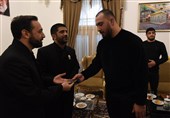 قهرمان سنگین وزن کشتی آزاد مدال طلای مسابقات جهانی را به آستان قدس اهدا کرد