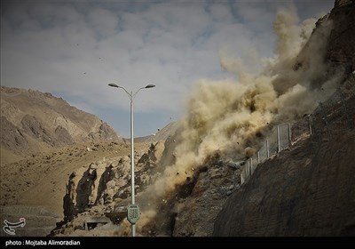 انفجار صخره 5000 تُنی در منطقه یک آزادراه تهران-شمال در راستای اجرای پدافند غیرعامل
