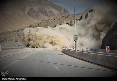 انفجار صخره 5000 تُنی در منطقه یک آزادراه تهران-شمال در راستای اجرای پدافند غیرعامل