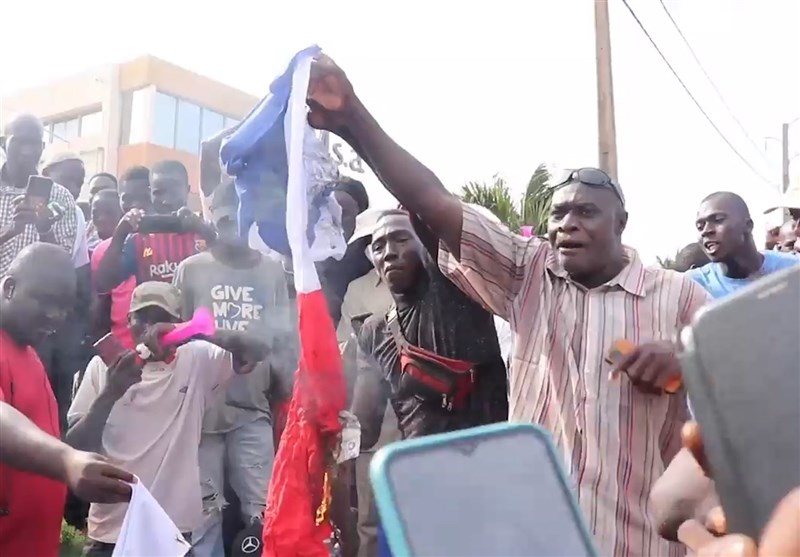 French Flags Burned in Protest against France&apos;s Presence in Mali (+Video)
