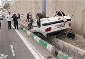 واژگونی پژو 206 پس از تصادف شدید با تابلوهای کنار بلوار + تصاویر