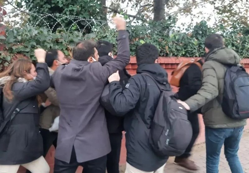 US Soldiers Humiliated By Turkish Nationalist Youth Group in Istanbul&apos;s Sarayburnu