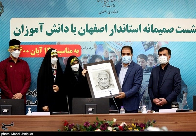 نشست صمیمانه استاندار اصفهان با دانش‌آموزان به روایت تصویر