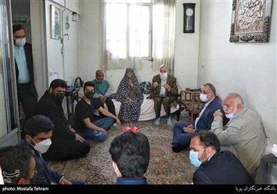 دیدار علیرضا زاکانی با خانواده شهیدابراهیم هوشیاری در منطقه14 تهران