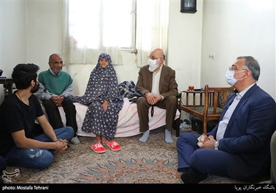 دیدار علیرضا زاکانی با خانواده شهیدابراهیم هوشیاری در منطقه14 تهران