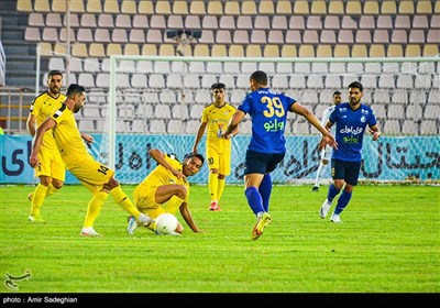 دیدار تیمهای فوتبال فجر شهید سپاسی شیراز و استقلال تهران