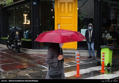 بارش باران پاییزی در تهران-خیابان ولیعصر