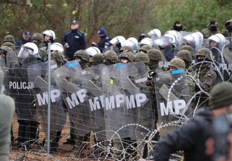 Polish Police Blocks Hundreds of Migrants As They Mass along Border with Belarus (+Video)