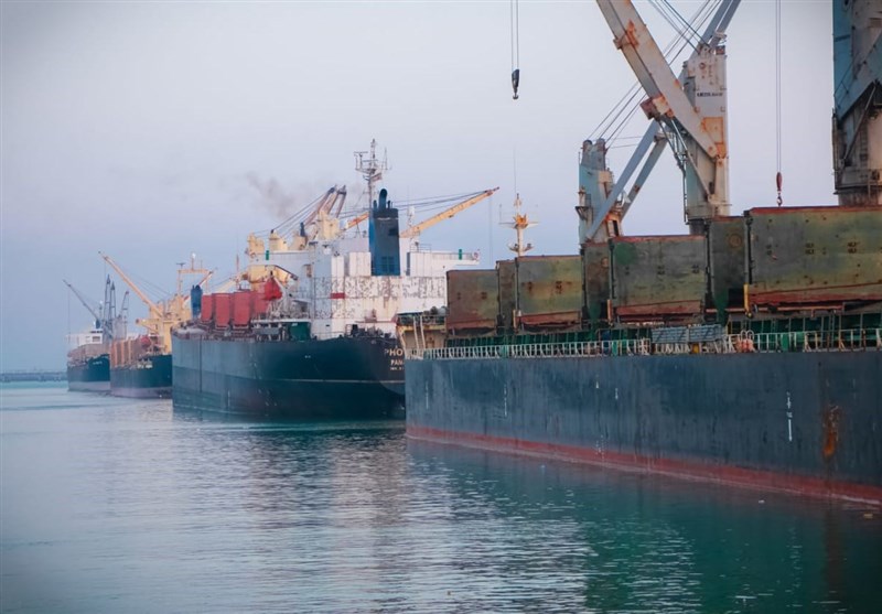 صف 12 کشتی غول‌پیکر برای تخلیه کالای اساسی در بندر شهیدرجایی
