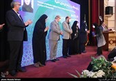 تقدیر از برگزیدگان جشنواره طب ایرانی توسط  بهرام عین‌اللهی وزیر بهداشت، درمان و آموزش پزشکی
