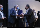 تقدیر از برگزیدگان جشنواره طب ایرانی توسط  بهرام عین‌اللهی وزیر بهداشت، درمان و آموزش پزشکی