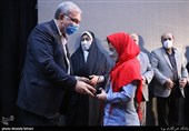 تقدیر از برگزیدگان جشنواره طب ایرانی توسط  بهرام عین‌اللهی وزیر بهداشت، درمان و آموزش پزشکی